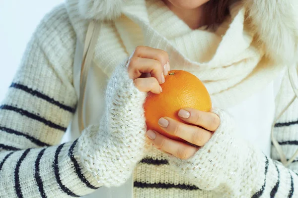 Detailní záběr na šťastný trendy žena odloupnout oranžovou — Stock fotografie