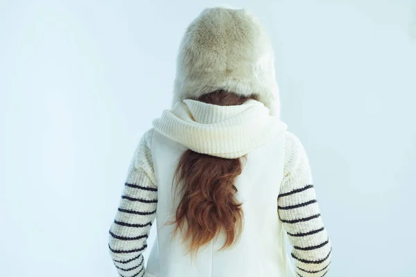 Modern 40 år gammal kvinna på vintern ljusblå bakgrund — Stockfoto