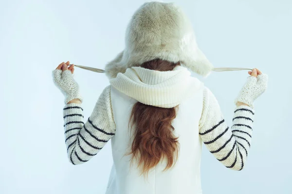 Stijlvolle middelbare leeftijd vrouw op winter licht blauwe achtergrond — Stockfoto