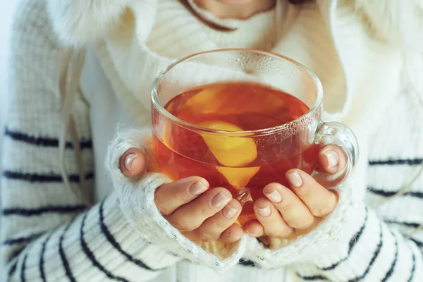 Close-up op vrouw met kopje hete thee met citroen en honing — Stockfoto