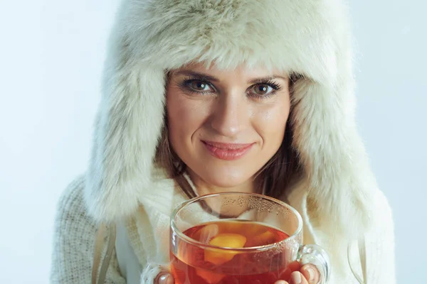 Sonriente mujer sosteniendo taza de té caliente con limón y miel — Foto de Stock