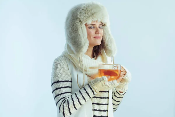 Mulher relaxada desfrutando de xícara de chá quente com limão e mel — Fotografia de Stock