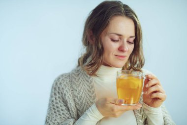 Hasta, zarif, 40 yaşında, çay içen bir ev hanımı.