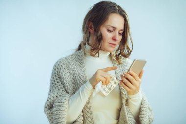 Peçeteli bir kadın çevrimiçi dükkandan hap sipariş ediyor.