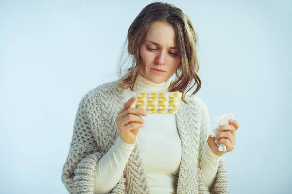 Vrouw met servet leesinstructie op blister verpakking van pillen — Stockfoto