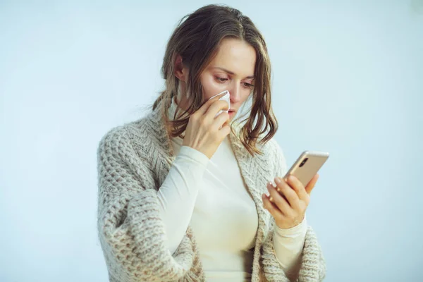 Femmina con tovagliolo ordinare pillole in farmacia negozio online — Foto Stock