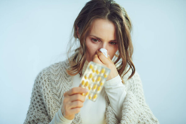 женщина с салфеткой чтение инструкция на волдырь пакет таблеток
