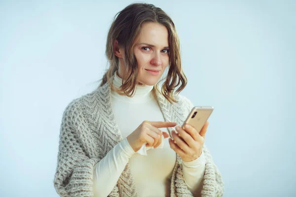 Kobieta z serwetką zamawiająca tabletki w sklepie internetowym apteki z aplikacją — Zdjęcie stockowe