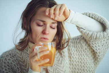 Hasta modern kadın bir fincan çay içip baş ağrısı çekiyor.