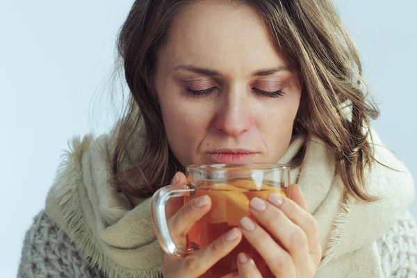 Бодрая, изящная женщина пьет чай — стоковое фото