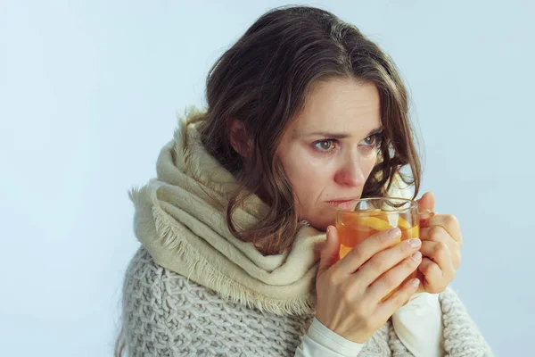 Άρρωστη σύγχρονη γυναίκα πόσιμο φλιτζάνι τσάι — Φωτογραφία Αρχείου