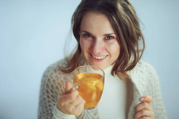 Szczęśliwa chora nowoczesna kobieta pijąca filiżankę herbaty — Zdjęcie stockowe