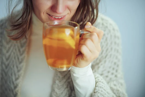 Közelkép a beteg, elegáns nő ivás csésze teát — Stock Fotó