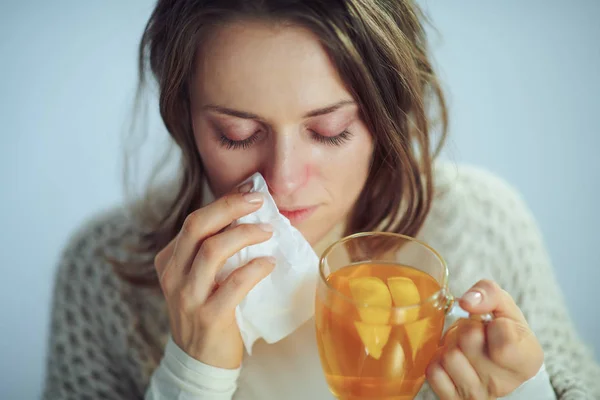 Enfermo elegante ama de casa beber taza de té — Foto de Stock