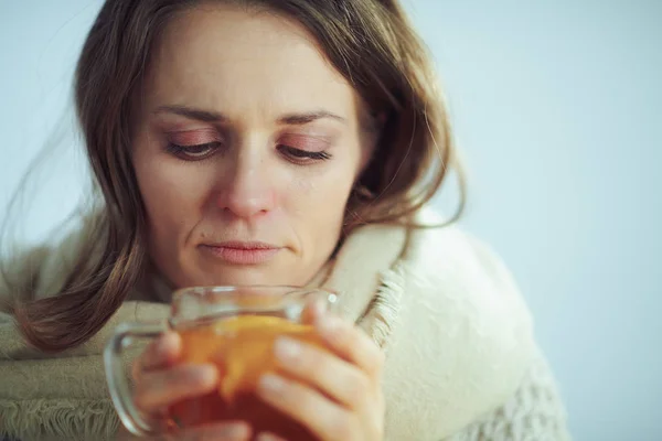 Triste malade femme moderne boire tasse de thé — Photo