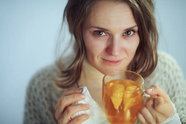 Malata donna elegante bere tazza di tè — Foto Stock