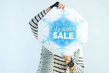 Modern kadın kış indirimi bayrağı gösteriyor