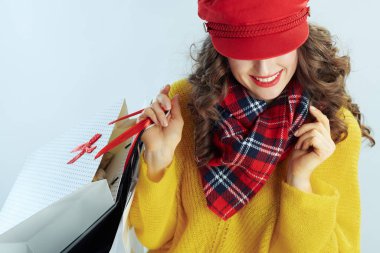 Kışın açık mavi arka planda moda kadın alışverişçisi