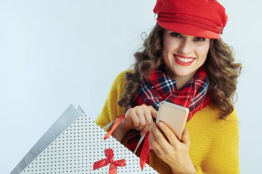 Gülümseyen kadın alışverişçi e-ticaret sitesinden online alışveriş yapıyor