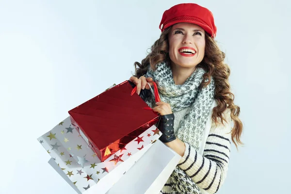 Sonriente mujer con estilo con bolsas de compras mirando hacia arriba — Foto de Stock