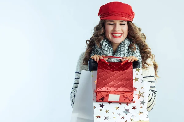 Femme heureuse shopper isolé sur fond bleu clair d'hiver — Photo