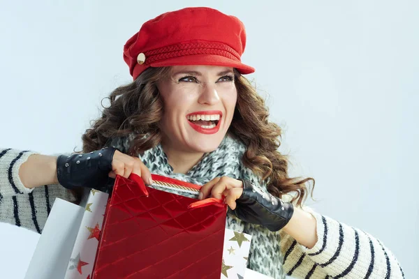 Sonriente mujer joven con bolsas de compras mirando espacio de copia — Foto de Stock