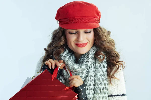 Femme shopper isolé sur fond bleu clair d'hiver — Photo