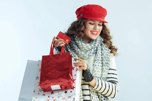 Felice donna moderna shopper contro la luce inverno sfondo blu — Foto Stock