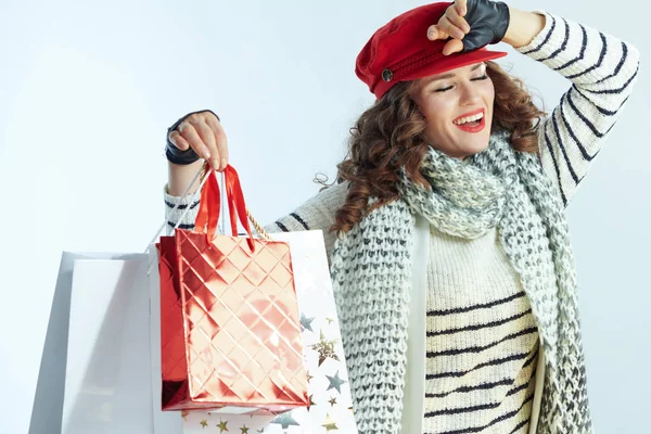 Gelukkig vrouw shopper geïsoleerd op winter licht blauw achtergrond — Stockfoto