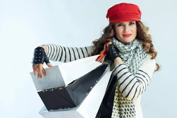 Kışın açık mavi arka planda zarif kadın alışverişçisi — Stok fotoğraf