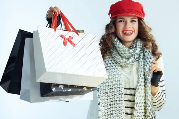 Sonriente mujer moderna mostrando bolsas de compras —  Fotos de Stock