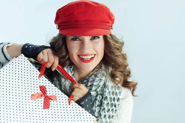 Compradora mujer de moda feliz en invierno fondo azul claro — Foto de Stock