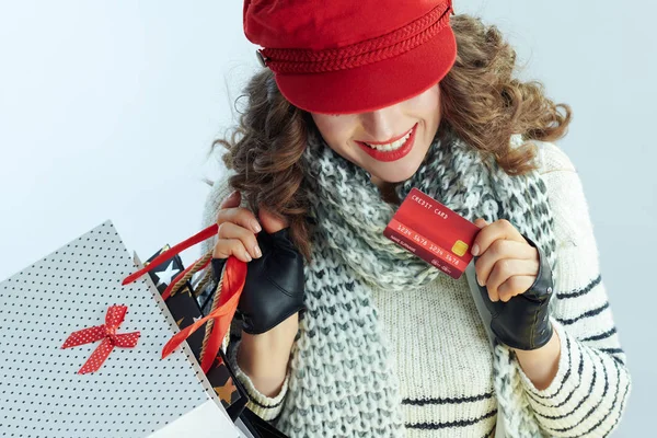 Moderní žena nakupující proti zimě světle modré pozadí — Stock fotografie