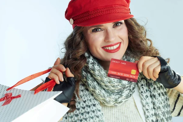 幸せなトレンディーな40歳の女性の買い物客を示すクレジットカード — ストック写真