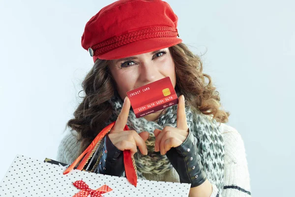 クレジットカードを示すショッピングバッグを持つエレガントな女性 — ストック写真