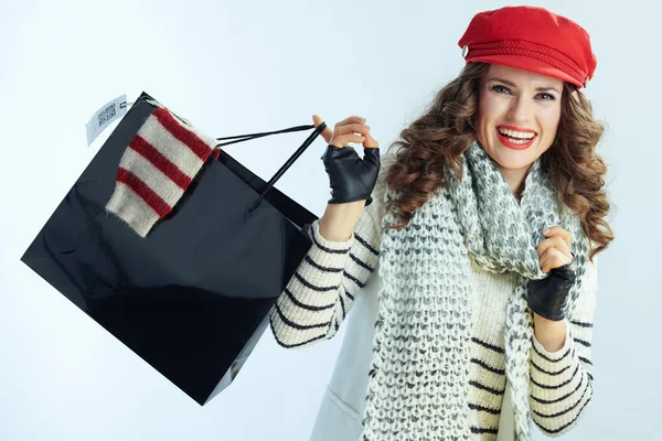 Hembra feliz mostrando bolsa de compras negro con suéter comprado —  Fotos de Stock