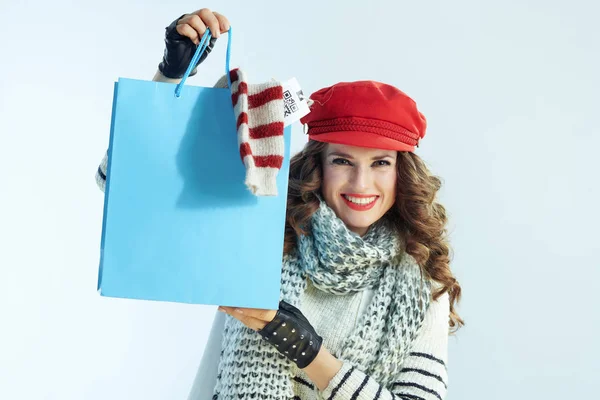 Ευτυχισμένη γυναίκα δείχνει μπλε τσάντα ψώνια με αγόρασε πουλόβερ — Φωτογραφία Αρχείου