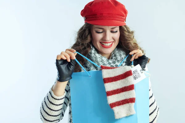 幸せな若い女性で青いショッピングバッグチェック購入 — ストック写真