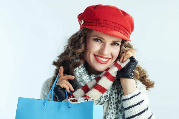 Mujer feliz con bolsas de compras disfrutando de suéter comprado —  Fotos de Stock