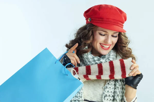 Mujer de moda feliz con azul bolsa de compras comprobar las compras — Foto de Stock