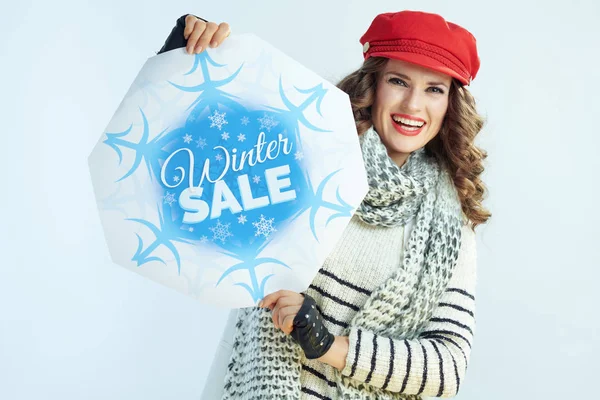 微笑的中年妇女展示冬季销售横幅 — 图库照片