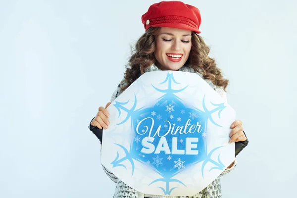 快乐时尚的40岁女人看着冬天的销售横幅 — 图库照片