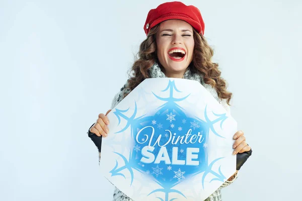 Vrolijke stijlvolle middelbare leeftijd vrouw met winter verkoop banner — Stockfoto