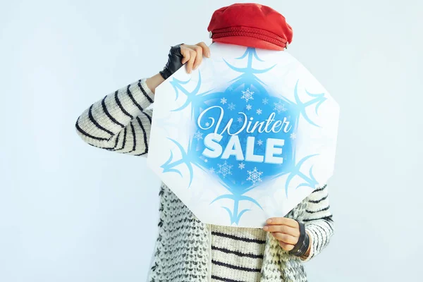 Feminino moderno mostrando banner venda de inverno — Fotografia de Stock