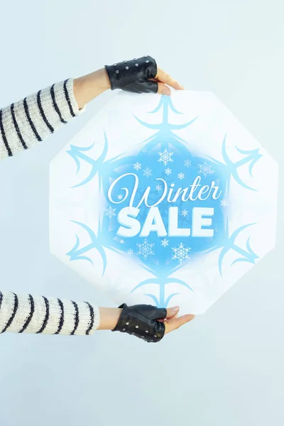 Primer plano de la joven hembra mostrando banner de venta de invierno — Foto de Stock