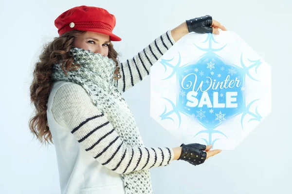 Son moda 40 yaşındaki kadın kış indirimi afişi gösteriyor.