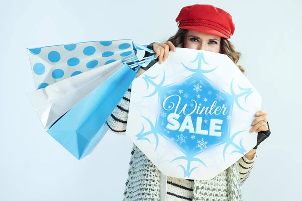 现代女性购物者躲在冬季销售横幅后面 — 图库照片