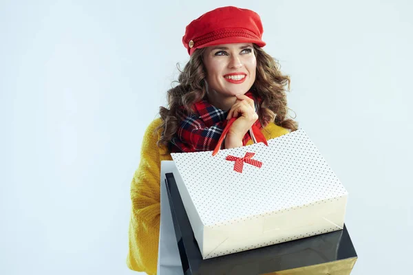 Nachdenklich elegante Shopperin auf Winter hellblauem Hintergrund — Stockfoto