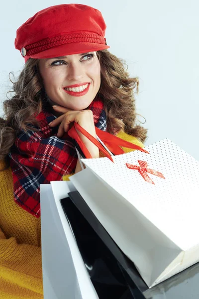 Souriant jeune femme avec des sacs à provisions regardant de côté — Photo