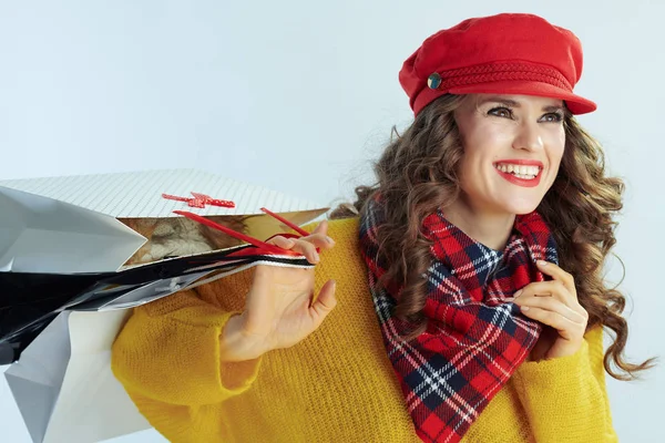 Sonriente elegante hembra con bolsas de compras —  Fotos de Stock